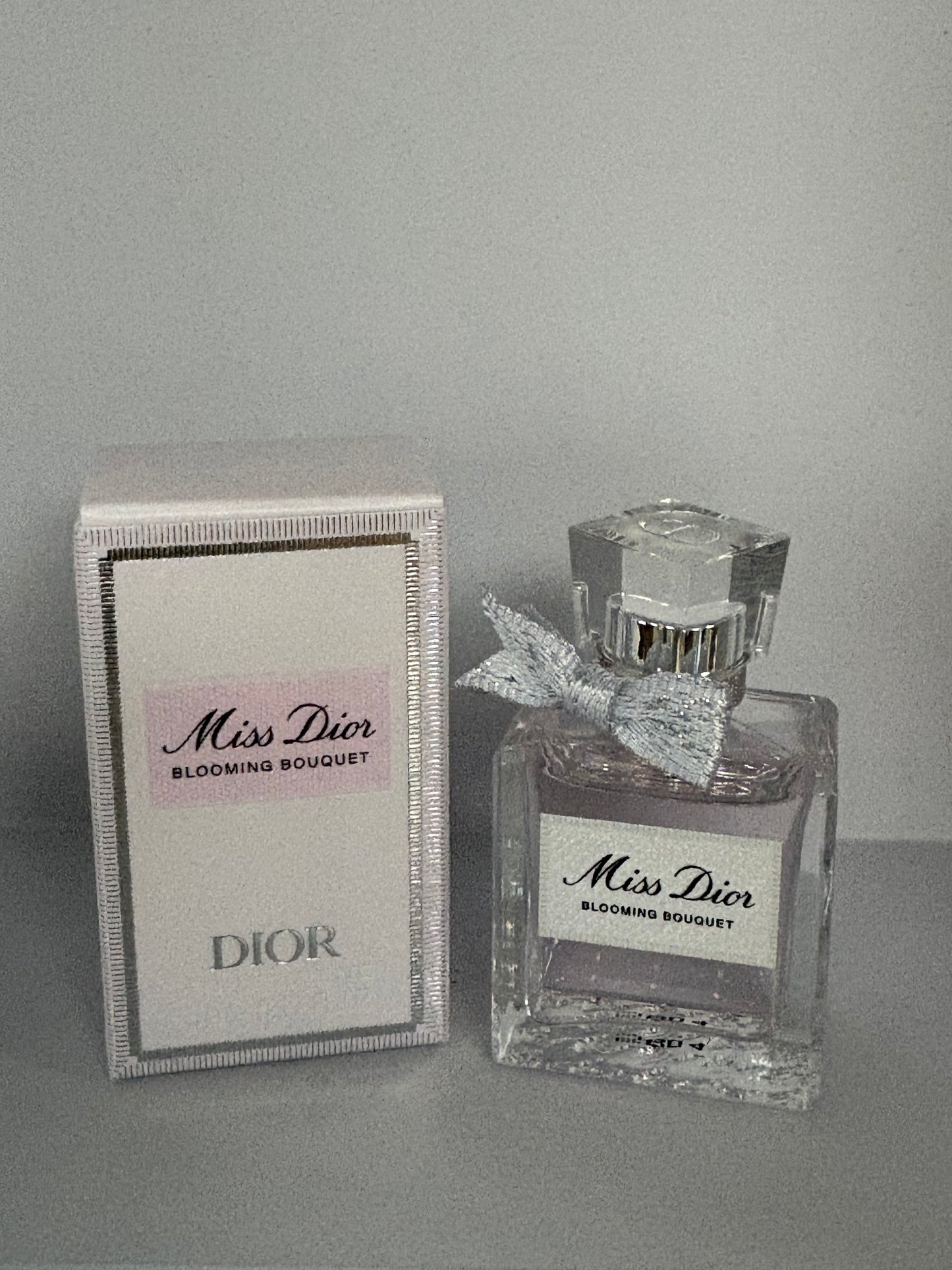 🌸 Miss Dior Eau de Parfum 5ml – Elegância em Miniatura 🌸