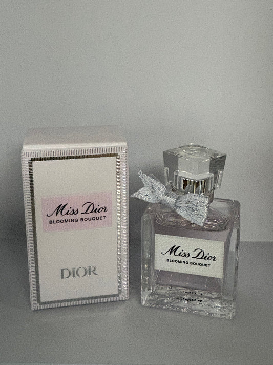 🌸 Miss Dior Eau de Parfum 5ml – Elegância em Miniatura 🌸